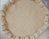 Foto langkah ke 6 dari resep Pizza Homemade Stuffed Crust.