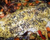 Foto del paso 8 de la receta: Salmón blanco al horno (con manteca, miel y mostaza) sobre verduras