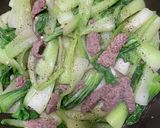 Hình bước làm 1 của món Cải thìa xào thịt bò