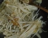 Foto langkah ke 2 dari resep Enoki Egg Soup.