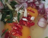 Foto langkah ke 1 dari resep Telur Dadar Thailand | Khai Jiao.