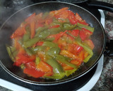 Foto del paso 3 de la receta: Pimiento verde italiano con pimiento rojo huevos fritos