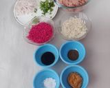 A picture of step 1 of Chicken Flower Dumplings.