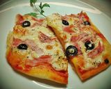 Foto del paso 7 de la receta: Pizza prosciutto con aceitunas negras