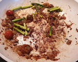 Foto del paso 3 de la receta: Arroz con gambitas, espárragos y cherrys