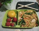Foto langkah ke 6 dari resep Mie Goreng Bumbu Simpel Pedas.