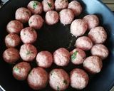 Foto del passaggio 5 della ricetta Polpette di carne al sugo con patate e piselli 🌷