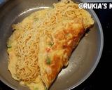 A picture of step 5 of Noodles omelette (Egg noodles omelette).