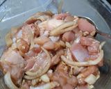 Foto langkah ke 2 dari resep Tumis Ayam Pakai Sayur.