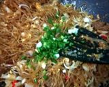 Foto langkah ke 6 dari resep 40. Mie Bihun Jagung Goreng.