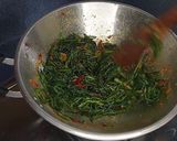 Foto langkah ke 4 dari resep Tumis kangkung terasi.