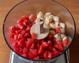 Foto del passaggio 5 della ricetta Finto gelato alla fragola con frutta congelata