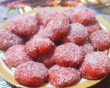 صورة لخطوة 6 من وصفة بعجينة واحدة عملت 5 حلويات الثالث (حلوة نوادكوكو بذوق الفراولة)