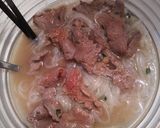Une image de l'étape 4 de Soupe au boeuf ou aux crevettes avec vermicelle, menthe, basilic et oseille.