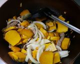 รูปขั้นตอนการทำที่ 3 ของ ฟักทองผัดไข่