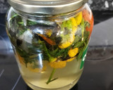 Foto del paso 2 de la receta: Infusión de flores de caléndula y manzanilla frescas