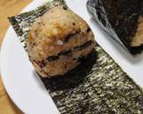 ข้าวปั้นรสสาหร่ายคอมบุตุ๋นและปลาแห้ง Kombu no Tsukudani Onigiri 昆布の佃煮おにぎり วิธีทำสูตร 5 รูป