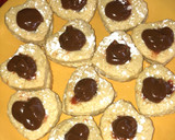 Foto del paso 2 de la receta: Pepas y galletitas en forma de corazón con dulce de leche y memerlada de frambuesa!!😋