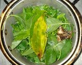Foto langkah ke 2 dari resep Bobor Bayam Santan.