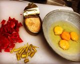 Foto del paso 1 de la receta Tortilla de bonito en escabeche, pimiento rojo asado y piparras 🤩🤩