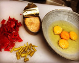 Foto del paso 1 de la receta: Tortilla de bonito en escabeche, pimiento rojo asado y piparras 🤩🤩