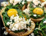 Foto del paso 2 de la receta: Tostas horneadas con espinaca, huevo y queso feta