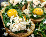 Foto del paso 2 de la receta: Tostas horneadas con espinaca, huevo y queso feta