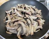 Foto del passaggio 2 della ricetta Scaloppine di seitan ai funghi 🍄 🇺🇦☮️🏳️‍🌈