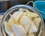 Hình bước làm 1 của món Khô Ức Cá Basa Chiên Sả Ớt