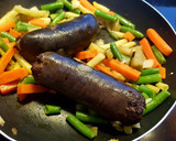 Foto del paso 1 de la receta: Morcillas con salteado de verduras y lentejas