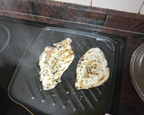 Foto del paso 1 de la receta: Bocadillo de pechuga, lechuga y queso con papas fritas