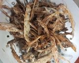 Foto langkah ke 1 dari resep Tumis Toge Ikan Asin.