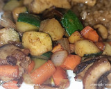 Foto del paso 5 de la receta: Pollo con mix de verduras y arroz frito con søja