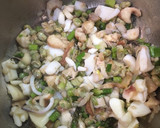 Foto del paso 2 de la receta: Arroz integral meloso con sepia, espárragos trigueros y habitas