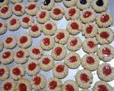 Foto langkah ke 7 dari resep Berry wijen thumbprint.