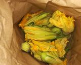 Foto del passaggio 1 della ricetta Sciuri sciurilli - Frittelle di fiori di zucchina