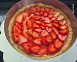 Foto del paso 4 de la receta: Tarta de frutillas 🍓 con base de galletitas 😋