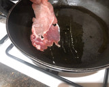 Foto del paso 7 de la receta: Escalopas de lomo con pimientos, queso y guarnición de verdura confitada