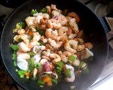 Foto del paso 5 de la receta: Mariscos salteados con morrón y arroz sabroso. #delantaldorado