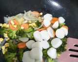 Foto langkah ke 4 dari resep Tumis brokoli wortel mix bakso ikan.