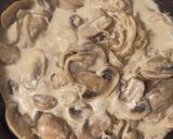 Foto del paso 3 de la receta: Guarnición de champiñones y cebolla en salsa de queso al curry