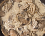 Foto del paso 3 de la receta: Guarnición de champiñones y cebolla en salsa de queso al curry