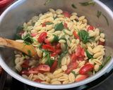Une image de l'étape 10 de Gratin de gnochettis aux épinards, lard et tomates.