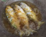 Foto langkah ke 2 dari resep Kembung Goreng Bumbu Kuning.