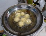 Foto langkah ke 7 dari resep Bola bola kentang isi sambal tempe dan sosis.