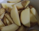 Foto langkah ke 2 dari resep Potato Wedges.