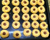 Foto langkah ke 4 dari resep Peanut Thumbprint Cookies.