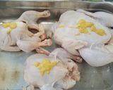 Foto del paso 1 de la receta: Pollos entero asados al carbón