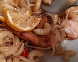 Foto langkah ke 6 dari resep Pasta Aglio E Olio Lemon Butter Salmon Simple dan Enak.