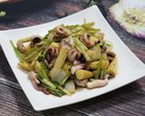 Hình bước làm 4 của món Bạch tuộc xào cần tây ngon bá cháy